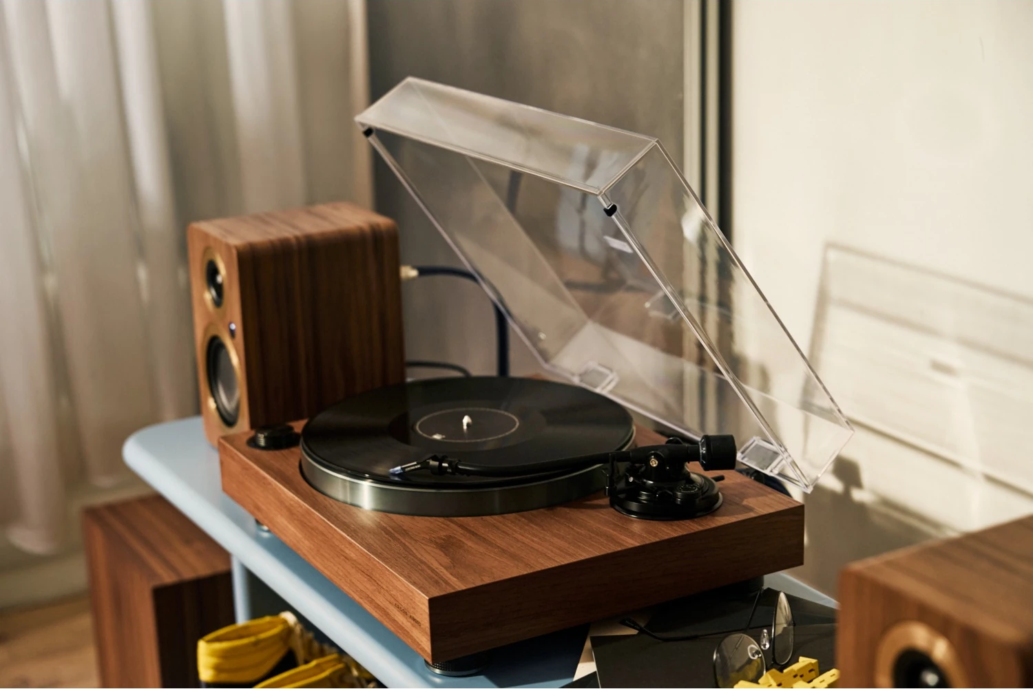 Argon Audio Aurora in Walnut in einer wohnlichen HiFi-Umgebung