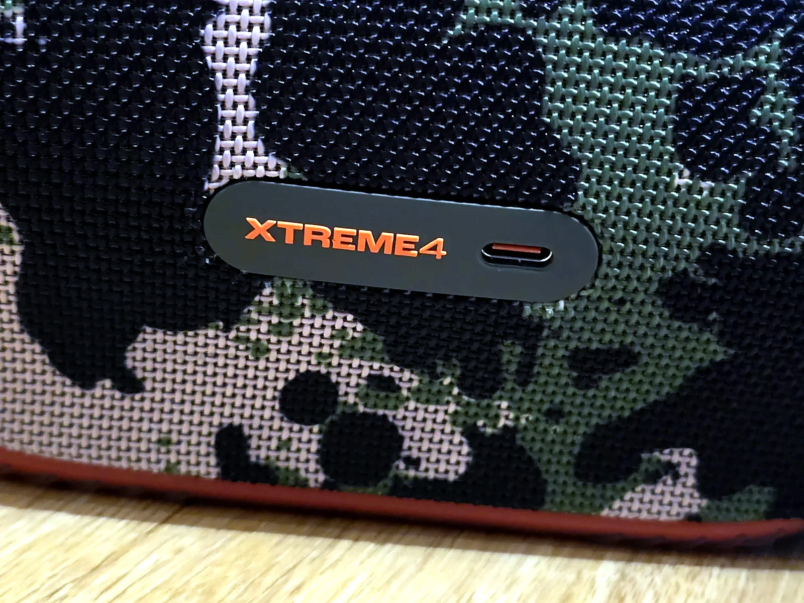 USB-C-Anschluss und Typenschild des JBL Xtreme 4