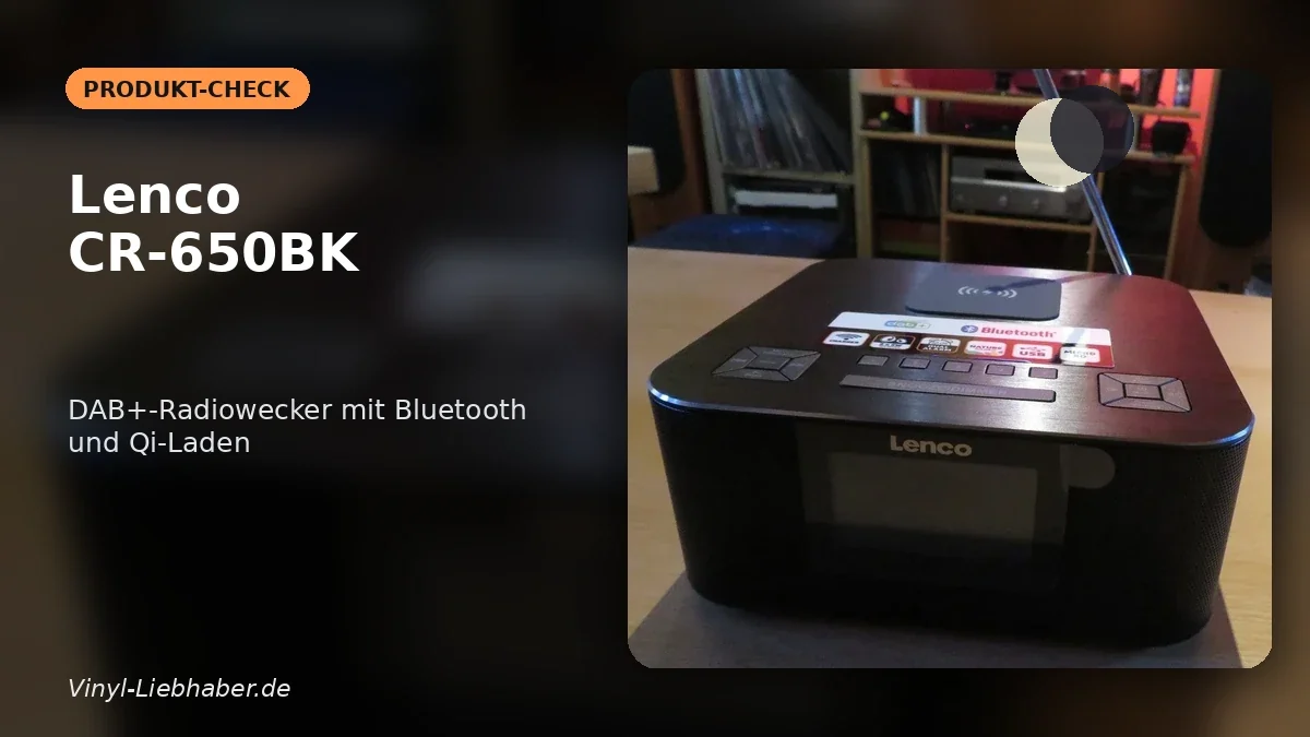 Kompaktes Radio in einer warmen Wohn- und Nachttischumgebung