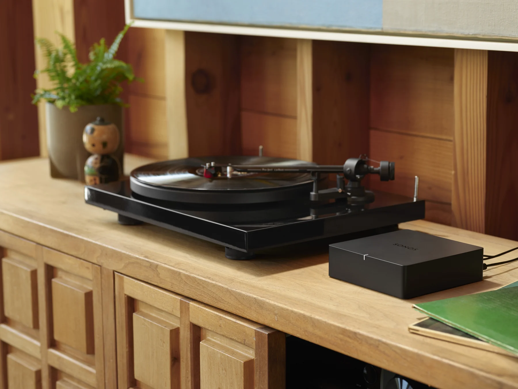 Sonos Port neben einem Plattenspieler