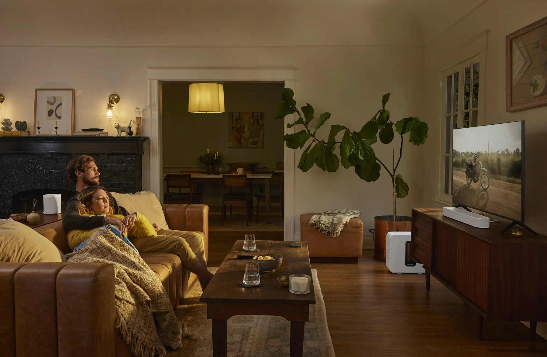 Sonos Beam Gen 2 in einem Wohnzimmer bei einem Filmabend