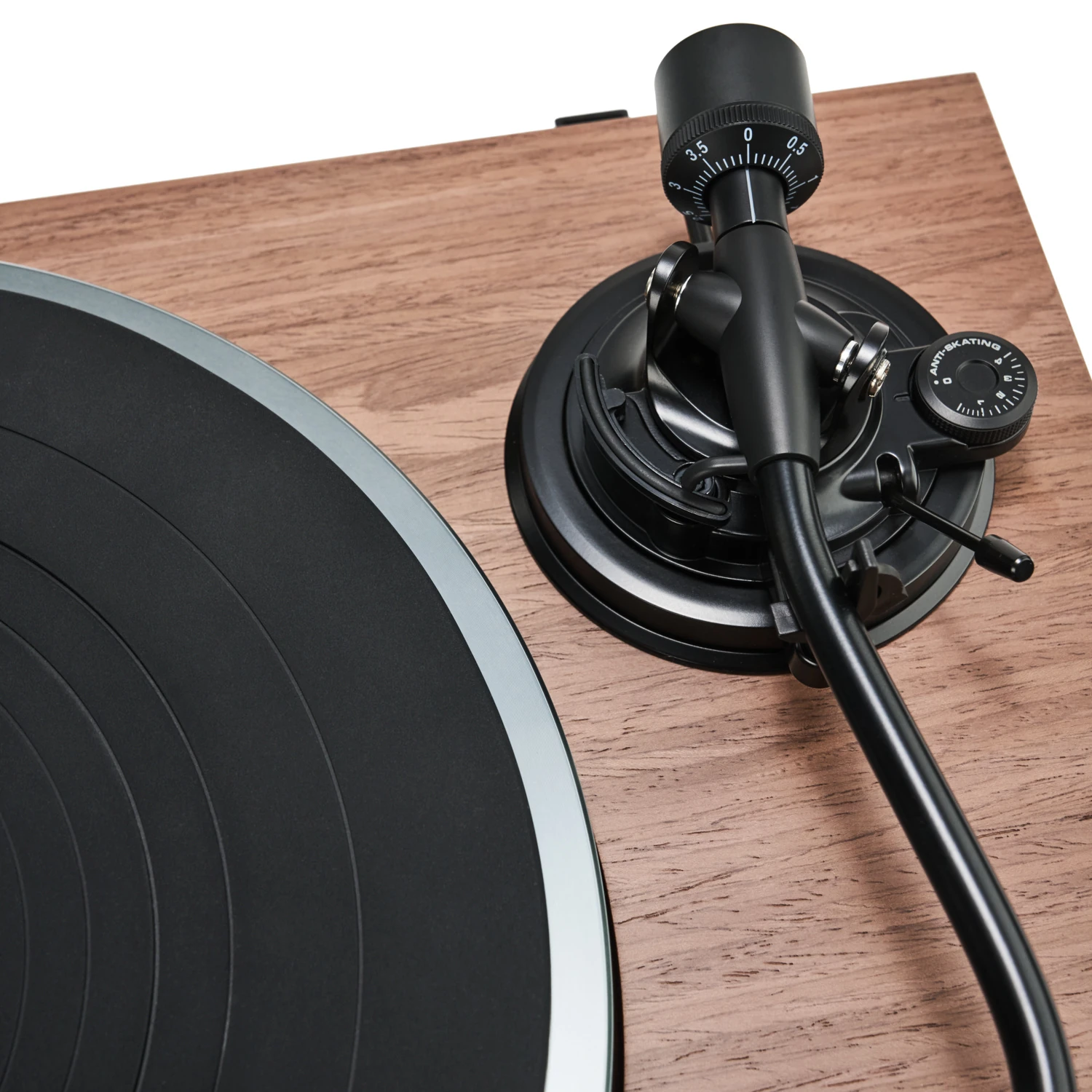 Nahaufnahme von Tonarmlager, Gegengewicht und Antiskating des Argon Audio Aurora
