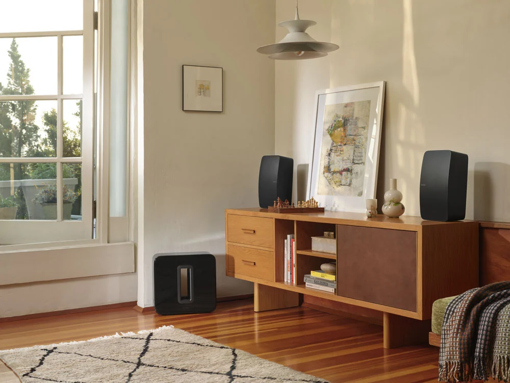 Zwei Sonos Five als Stereo-Paar in einem Wohnraum