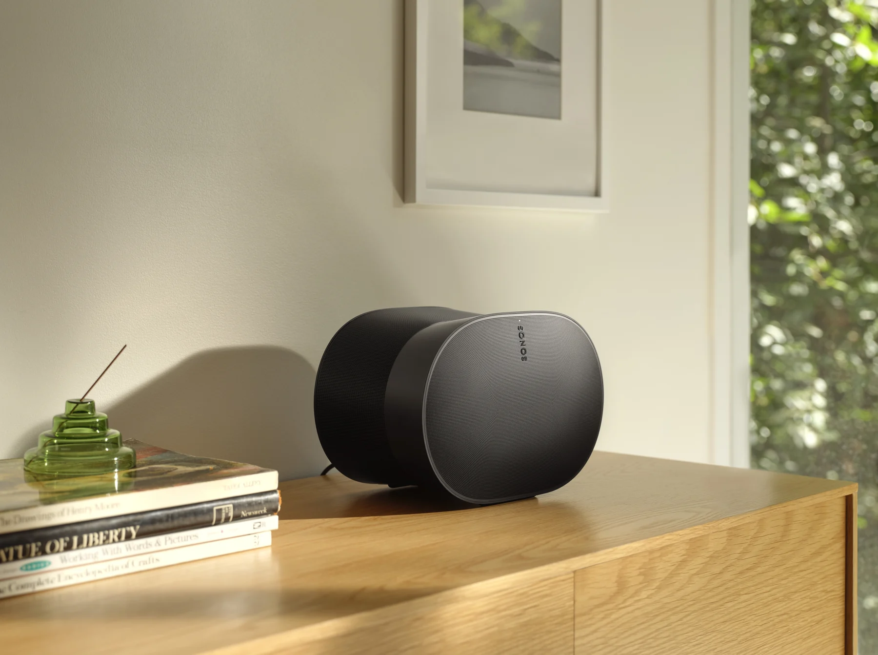 Sonos Era 300 in einem modernen Wohnraum